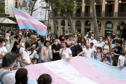 El colectivo trans celebra el desbloqueo de la ley que recogerá la libre elección de género