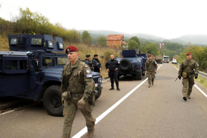 Fuerzas de la OTAN vigilan la frontera entre Kosovo y Serbia.