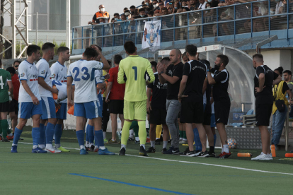 Jugadors del Mollerussa atenen les instruccions de Josep Maria Turull durant el partit d’anada.