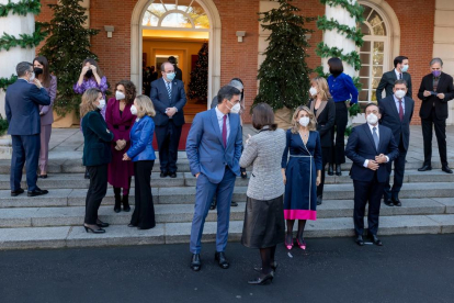 Miembros del Gobierno hablan antes de hacerse la foto de familia tras la entrada de Joan Subirats.