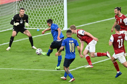 Pessina remata la acción con la que Italia colocó el 2-0 en el marcador.