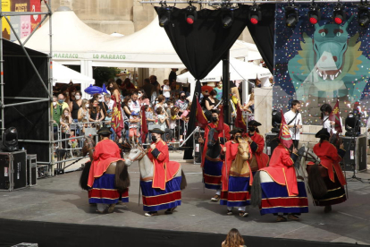 Cientos de personas se dieron cita ayer por la mañana en la plaza Sant Joan para disfrutar del tradicional ‘Seguici’ de las fiestas. 