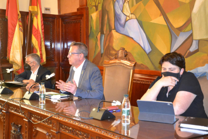 Plan medio del presidente de la Diputación de Lérida, Joan Talarn, acompañado por los vicepresidentes
