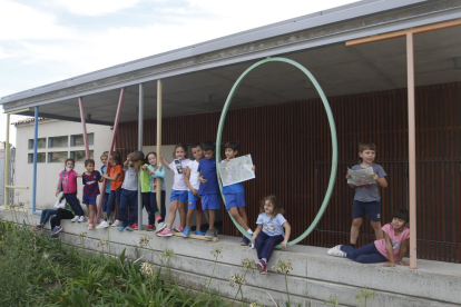 Els alumnes de l’escola El Vilot de Sucs van entregar als veïns tríptics informatius del projecte ‘Oques al Vilot’, ideat per ells.