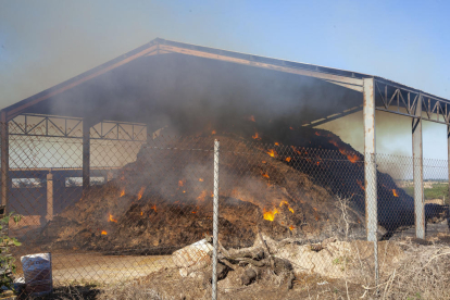 El pajar afectado por un incendio el viernes en Altet, en el que ayer continuaron las tareas de extinción. 