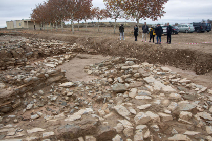 El responsable del proyecto de excavaciones del Molí d’Espígol, Jordi Principal, explicó ayer los últimos hallazgos en el yacimiento.