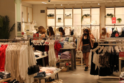 Imagen de compradores ayer en una tienda del Eix Comercial de Lleida ciudad. 