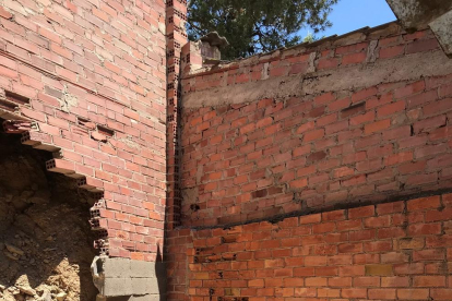 Vista del derrumbe que se registró ayer en la casa contigua al parque de Bomberos de Seròs. A la derecha, se ve que tocan pared con pared. 