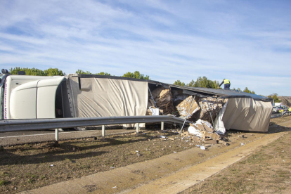 Colisión entre dos vehículos ayer en la N-230 en Torrefarrera. 