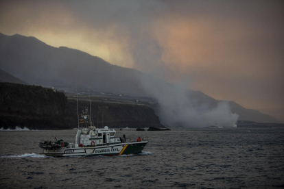 La llengua de lava va arribar la mitjanit d’ahir a l’oceà per una zona de penya-segats de la costa de Tazacorte.