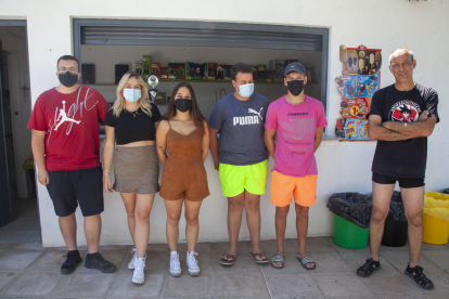 Cinc dels vuit joves que s’encarreguen del bar de les piscines de Tornabous, amb Vilaró.