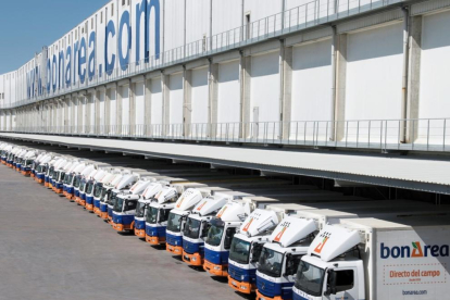 La flota de camiones nutren a diario la red de tiendas de BonÀrea