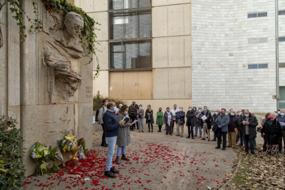 Unas setenta personas participaron ayer en el acto de recuerdo al poeta ante el busto en el Canyeret. 