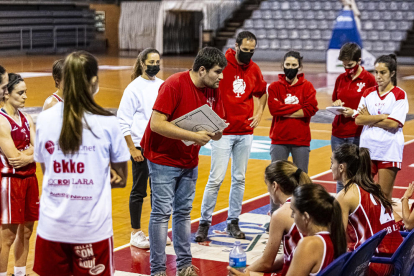 Albert Puig, técnico del CB Lleida, dando instrucciones a las jugadoras durante el último encuentro.