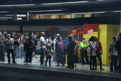 Diversos usuaris de Rodalies esperant el seu tren a l'estació de Sants de Barcelona, coincidint amb la jornada de vaga dels maquinistes de Renfe d'aquest dijous.