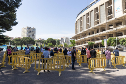 Persones fent cua ahir al nou punt de vacunació instal·lat a les dependències del Camp Nou.