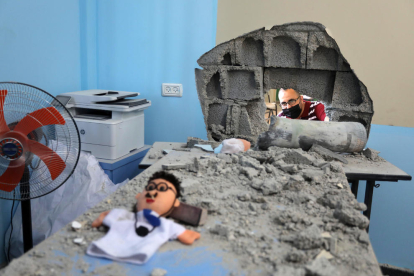 Un hombre inspecciona los daños en un aula escolar en Gaza.