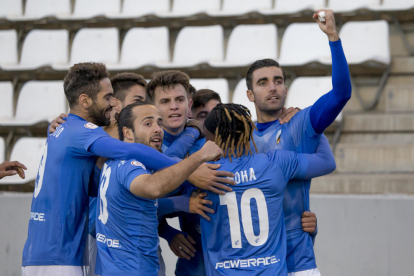 Jugadors del Lleida celebren un gol en un partit recent.