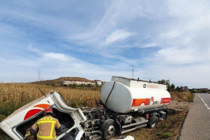 Un camió que transportava gasoil pateix un accident a la Sentiu de Sió