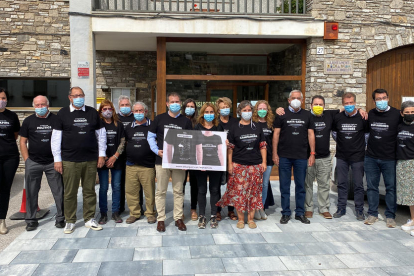 Los alcaldes del Alt Urgell y el delegado del Govern en el Alt Pirineu i Ara, Ricard Pérez, vistiendo la camiseta identificativa del 'motarrot' de su pueblo, una iniciativa del Consejo Comarcal.