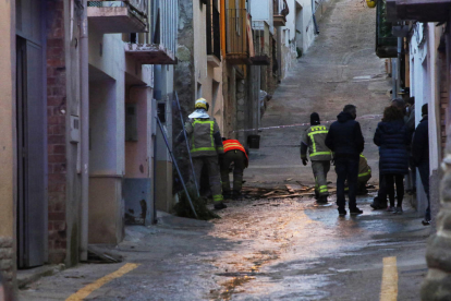 Efectius dels Bombers treballant ahir en l’incendi i l’esfondrament d’una teulada a Soses.
