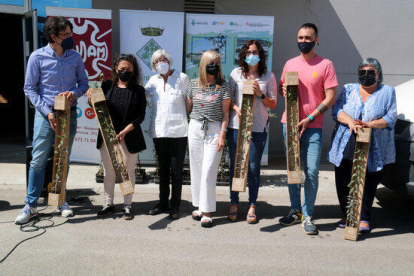 La presidenta d'Acudam, Angelina Roure, amb els alcaldes de Flix, La Palma d'Ebre, Vinebre i el tinent alcalde de la Torre de l'Espanyol en l'acte d'entrega de les oliveres solidàries.