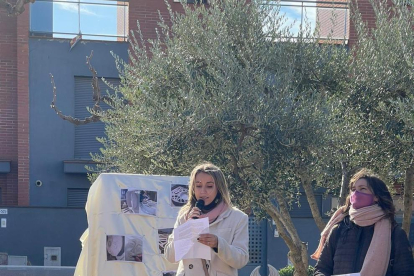 Plantada d’arbres ahir a Tàrrega en memòria de les assassinades.