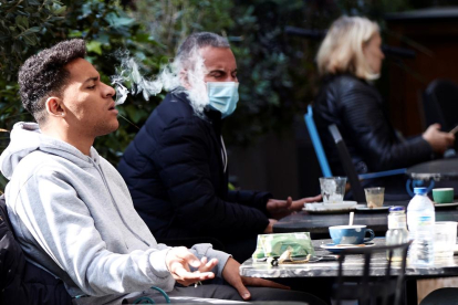 Troben nicotina ambiental al 94% de les terrasses de bars i restaurants