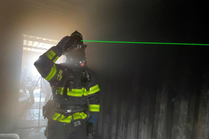 La tecnologia més capdavantera: cascos de bomber amb làser per veure entre el fum