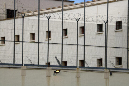 Finestres de les cel·les i les reixes d'un dels mòduls del Centre Penitenciari de Ponent.