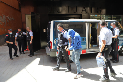 Los Mossos custodiando ayer a uno de los detenidos para su declaración ante el juzgado de Balaguer. 