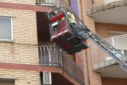 Imagen de archivo de un rescate de Bomberos en un piso de Lleida. 