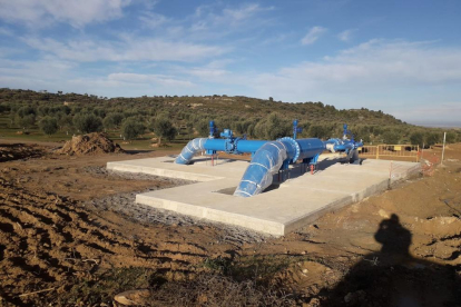 La tubería, ya en funcionamiento, que lleva el agua a más de 700 hectáreas del Segarra-Garrigues.