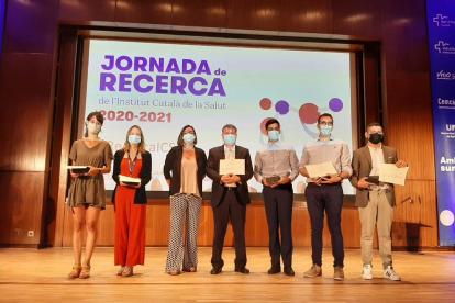 Los profesionales galardonados ayer por el ICS, entre ellos Oriol Yuguero (segundo por la derecha). 