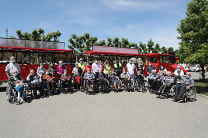 Foto de família dels impulsors de la iniciativa i alguns dels usuaris de la residència ICAD que ahir van pujar al tren turístic.