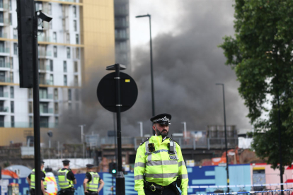 La Policía londinense acordonó la zona del incendio.