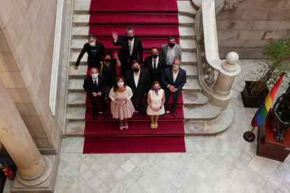 Los nueve presos indultados, ayer, ante el Palau de la Generalitat acompañados del president Aragonès y del vicepresident Puigneró.