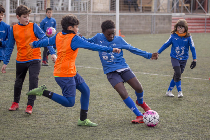 Grup de futbolistes que aquests dies s’està entrenant a Tàrrega, a la grada del Municipal Joan Capdevila.