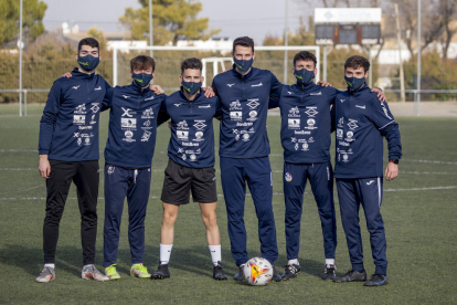 Grup de futbolistes que aquests dies s’està entrenant a Tàrrega, a la grada del Municipal Joan Capdevila.