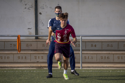 Grup de futbolistes que aquests dies s’està entrenant a Tàrrega, a la grada del Municipal Joan Capdevila.