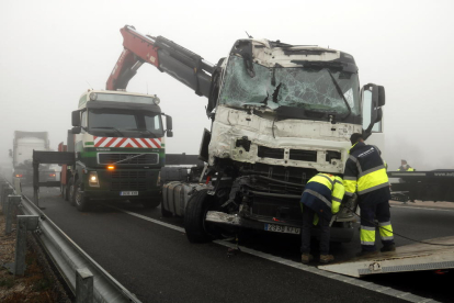 Una grua retirant un dels camions accidentats a l'AP-2 a Castelldans.