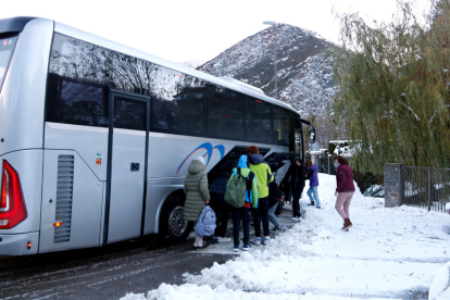 Alumnos subiendo ayer al transporte escolar en Altron, uno de los que pudo mantenerse.