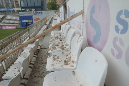 Detalle del aspecto de suciedad y deterioro de los asientos del Camp d’Esports. 