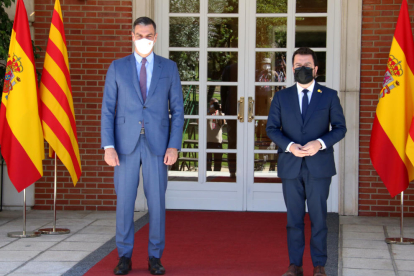 Els presidents Pedro Sánchez i Pere Aragonès, a l'escala de la Moncloa abans de reunir-se