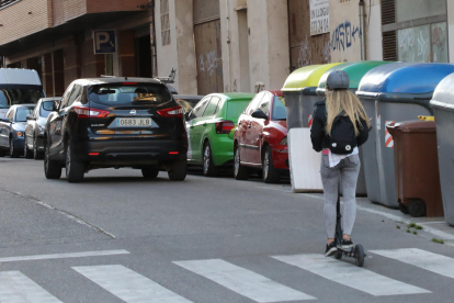 Un patinet elèctric circula per una calçada de Pardinyes just darrere d’un cotxe dijous passat.