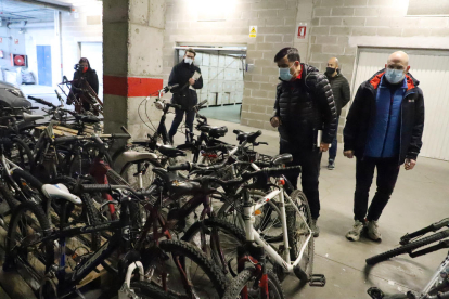 Ciutadans ahir a comissaria on s’exposen fins divendres un centenar de bicis robades.