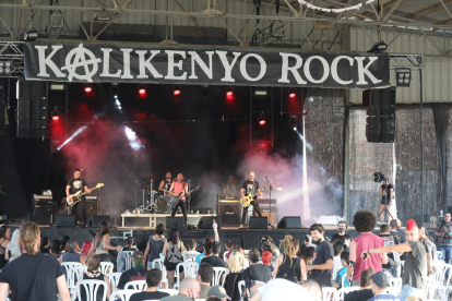 El cuarteto barcelonés de punk-rock Arpaviejas abrió la velada de un Kalikenyo Rock con sillas.