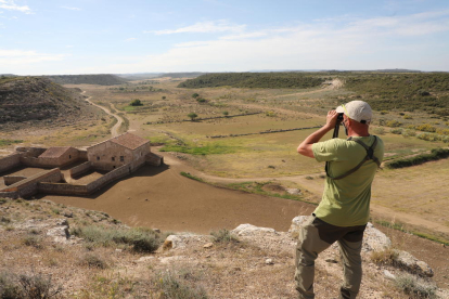 El guarda de Mas de Melons observa el espacio protegido, de más de 6.000 hectáreas, uno de los más extensos de Lleida.