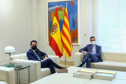 El president, Pere Aragonès, y el jefe del Ejecutivo español, Pedro Sánchez, ayer, al inicio de la reunión en Moncloa.