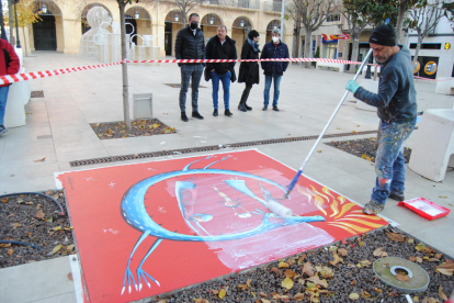 Gubianas terminó ayer las pinturas con las que ha decorado las plazas del centro de la capital del Pla.